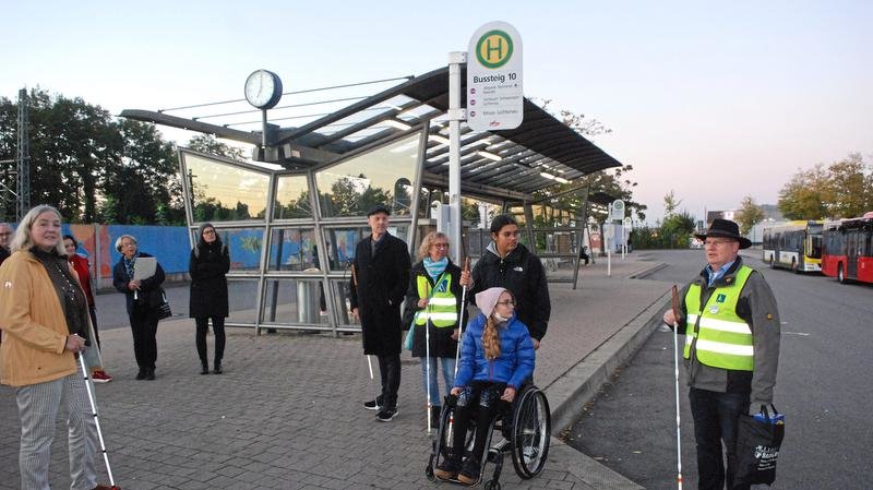 Eine Personengruppe am Busbahnhof Bühl