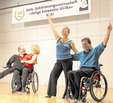 Patricia und Fabian Ruf sowie Heidi und Jürgen Wäldele, beide Herren sitzen im Rollstuhl, bei der Schlusspose.