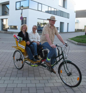 Fabian Ruf auf seiner Rikscha vor der Mediathek