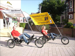 Fabian Ruf und seine Frau Patricia auf Liegedreirädertn mit Werbebannern